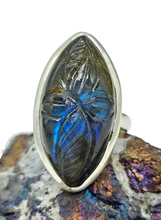 Load image into Gallery viewer, Spectrolite Labradorite Ring, Size O, Sterling Silver, Carved Artisan Design, Marquise Shaped, Magical Stone - GemzAustralia 